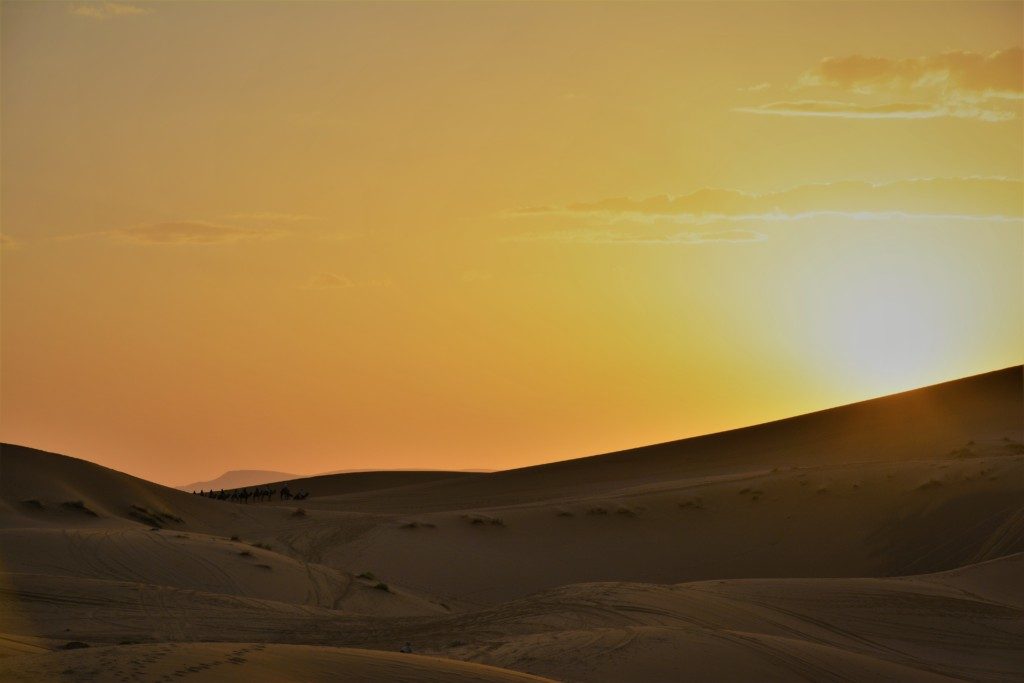 Se solen gå ned i ørkenen